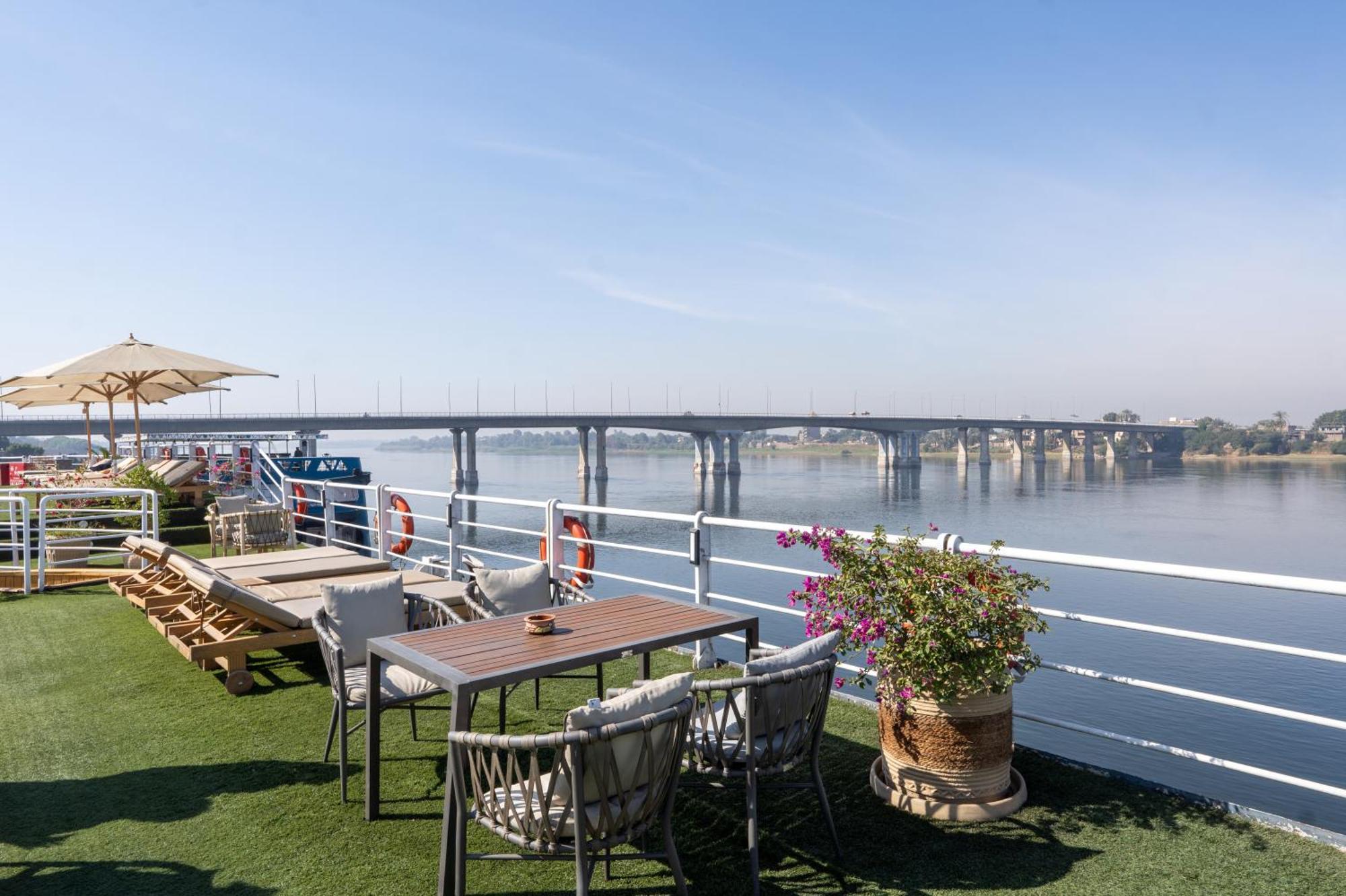 فندق Magic I Nile Cruise Deluxe Boat The Scheduled Departure Is On Saturday For A 7-Day Nile Cruise الأقصر المظهر الخارجي الصورة